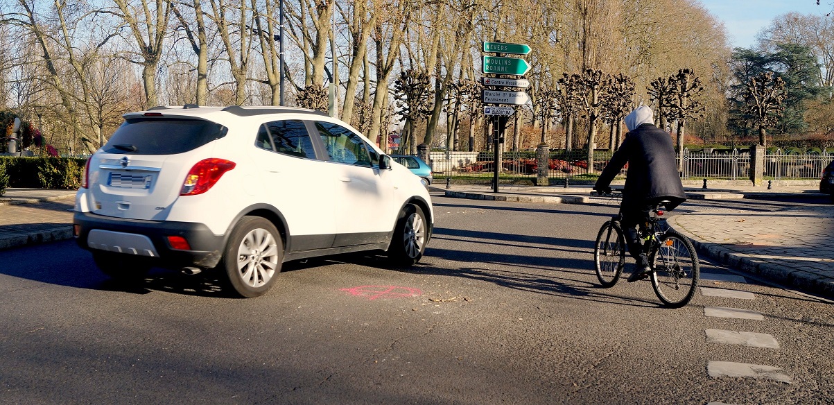 Place de Verdun Bourges vélo voiture