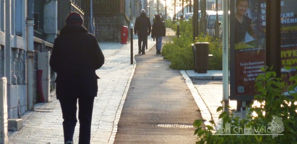 Piétons sur piste cyclable