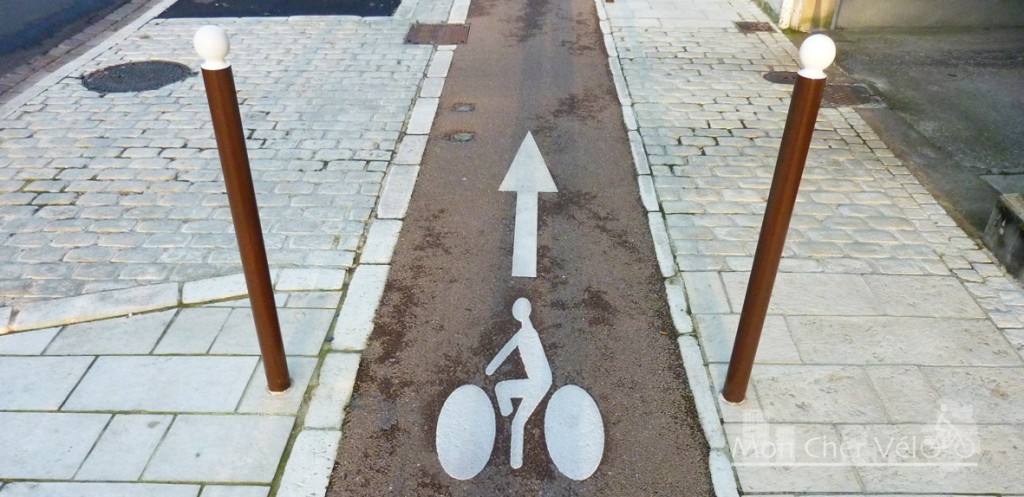 Piste cyclable potelets Bourges