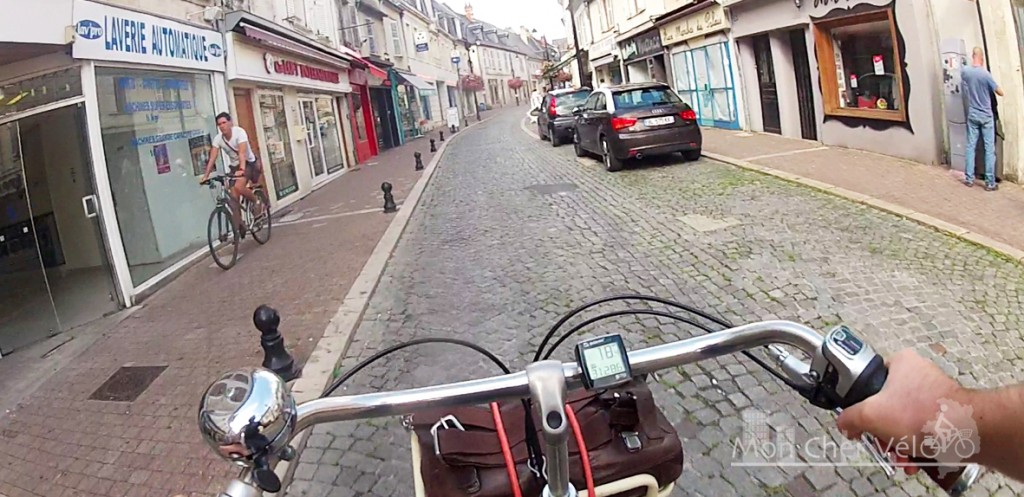 Cycliste sur trottoir 2