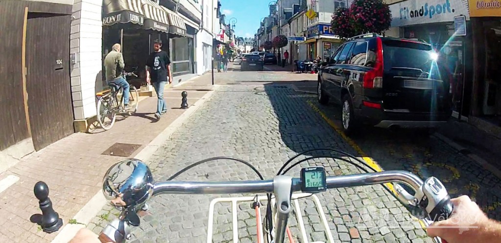 Cycliste sur trottoir1