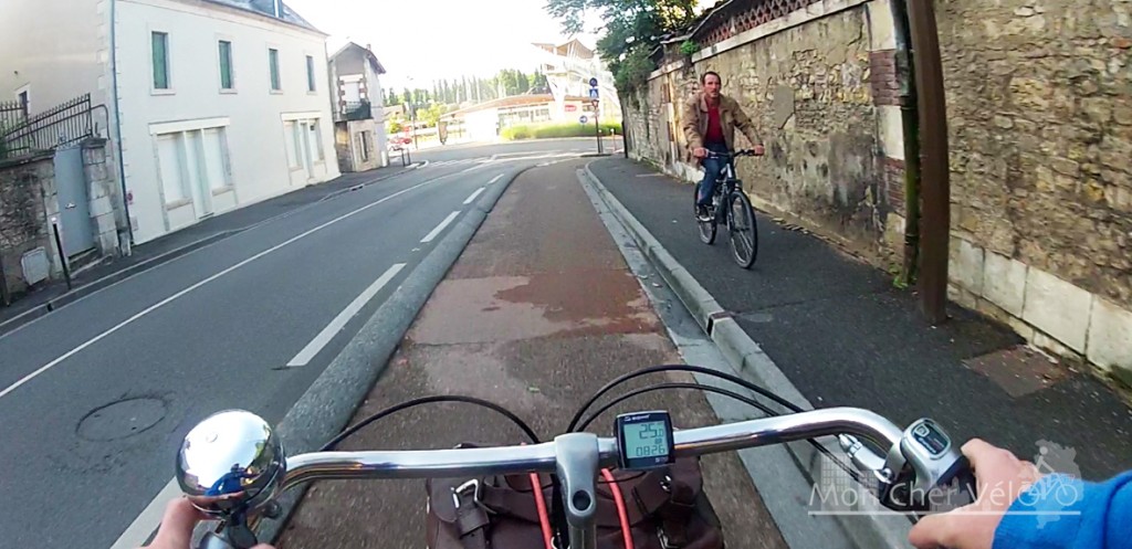 Cycliste sur trottoir Bourges