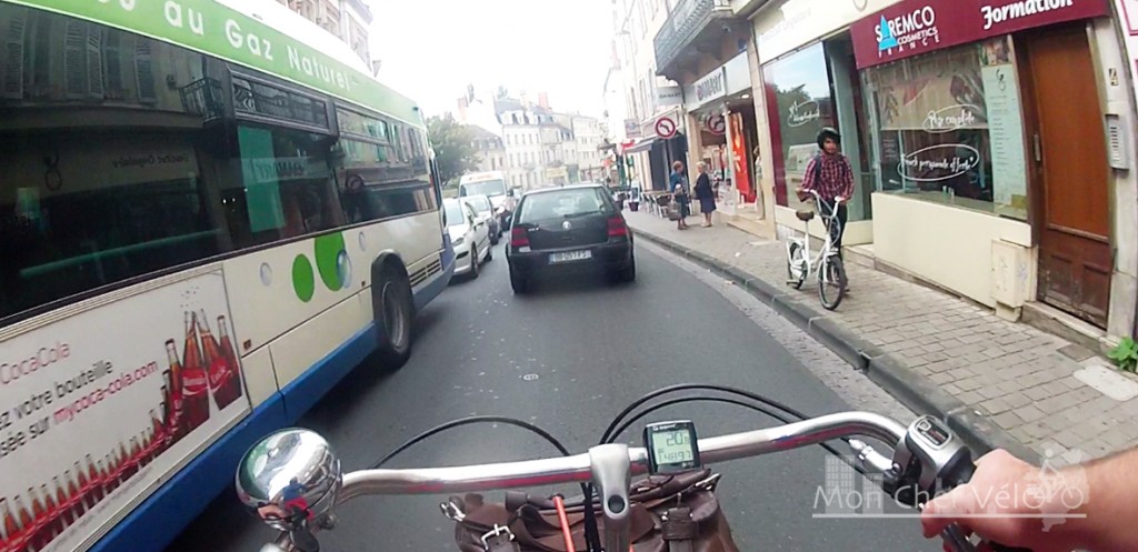 Cycliste sur trottoir Bourges