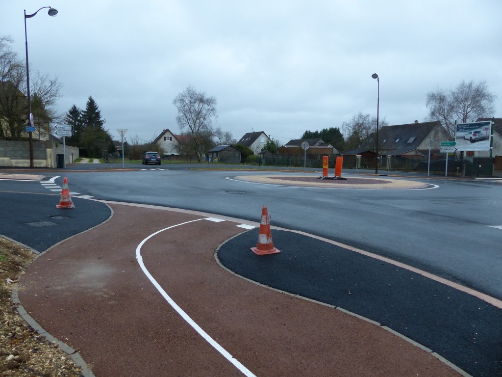 Piste cyclable et rond point - Bourges à vélo