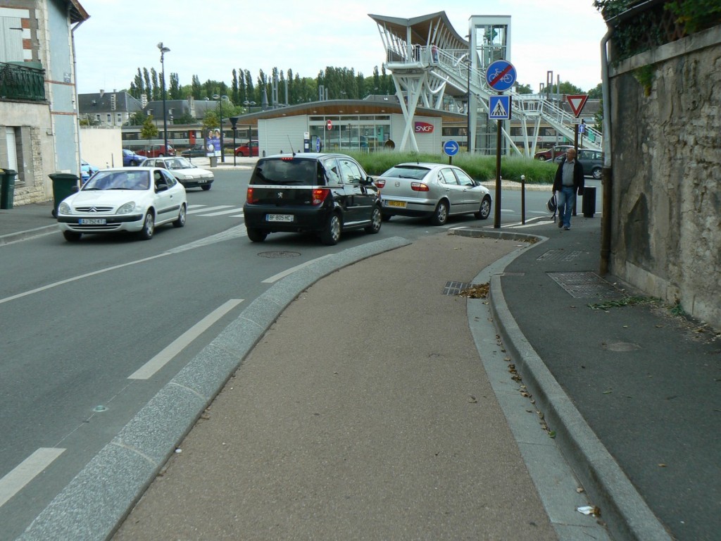 Bourges à vélo - Piste cyclable et rond point