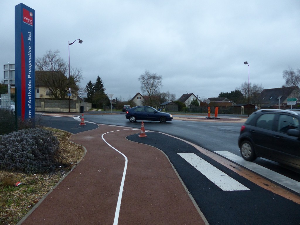 Bourges à vélo - Piste cyclable et giratoire