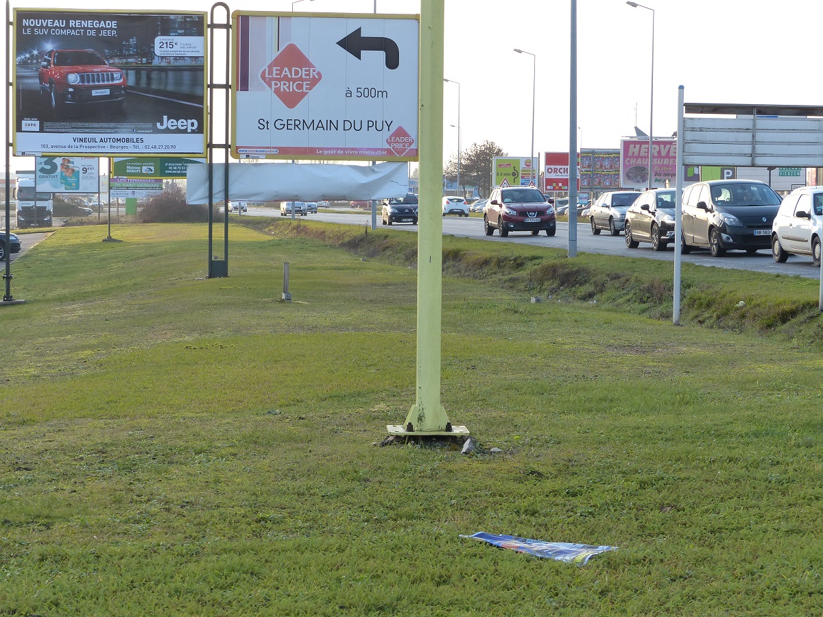 Route de la charité zone commerciale périphérique voiture
