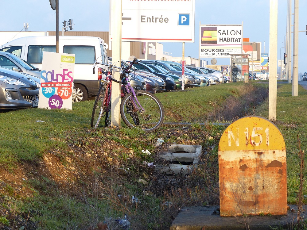 Route de la charité zone commerciale périphérique vélo